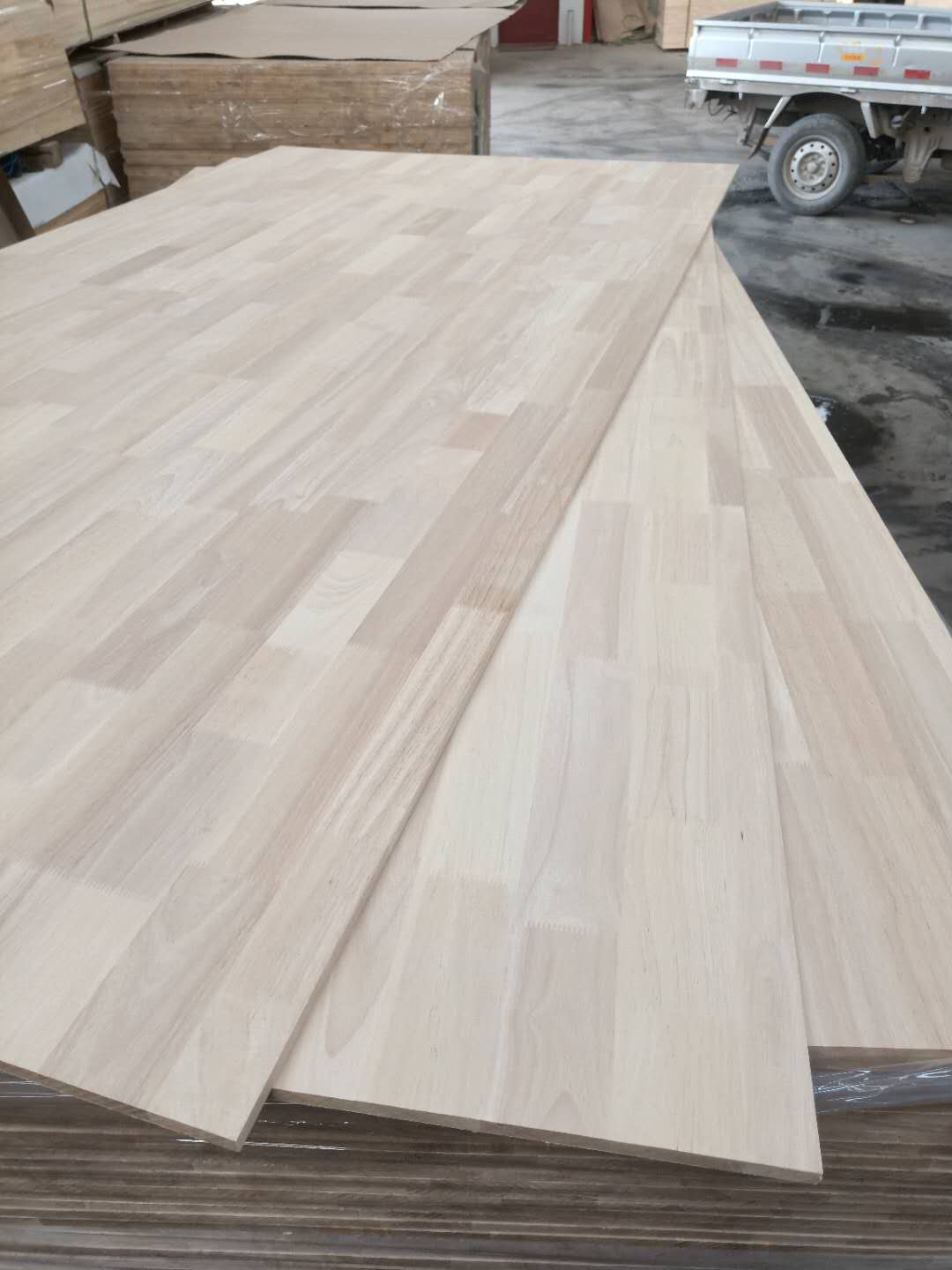 Eco Friendly Glue Used Grade Carbonized Yellow Rubber Finger Joint Hardwood Board
