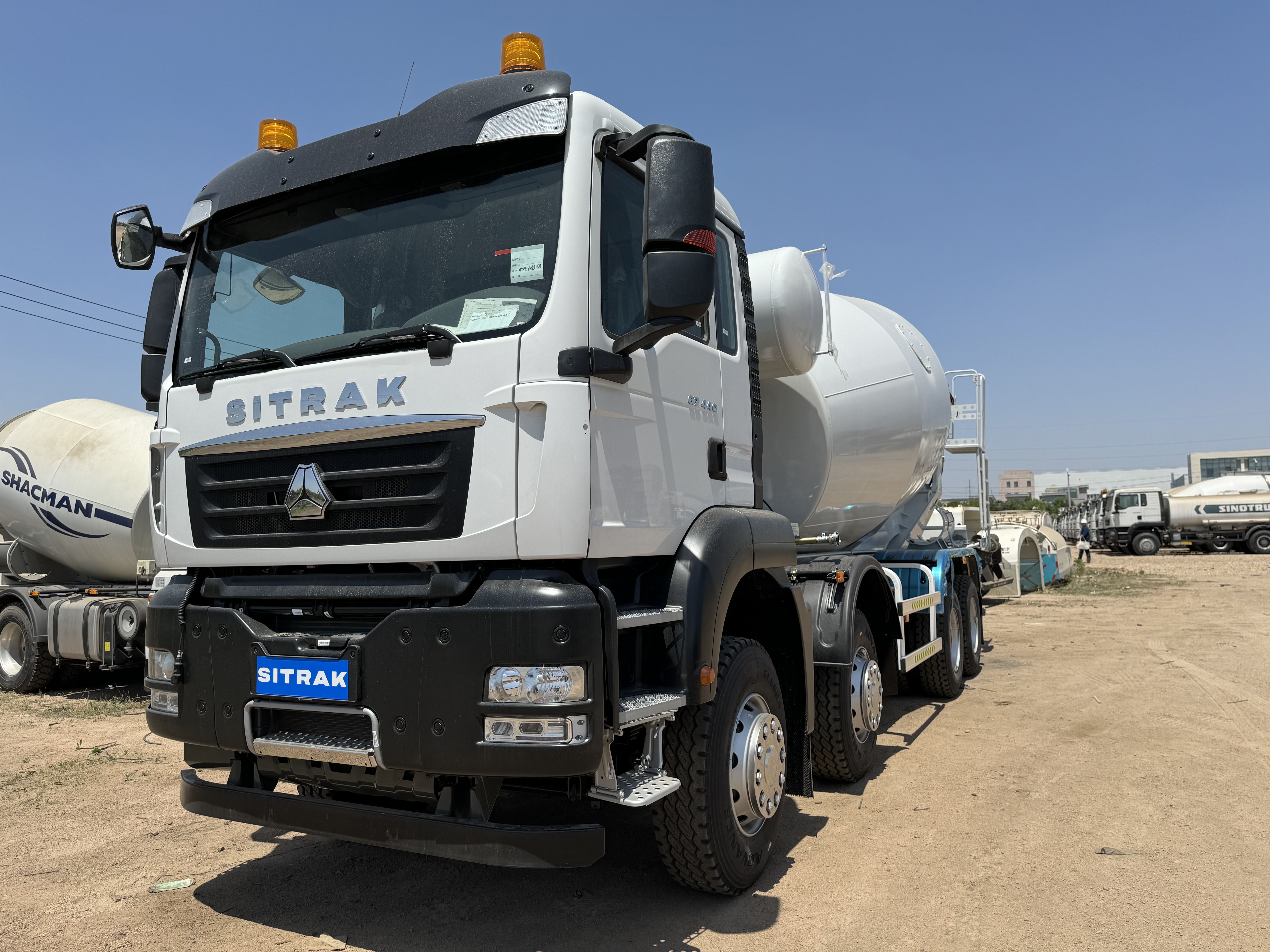 1000L Self Loading Concrete Mixer Truck 440hp Howo Concrete Mixture Truck