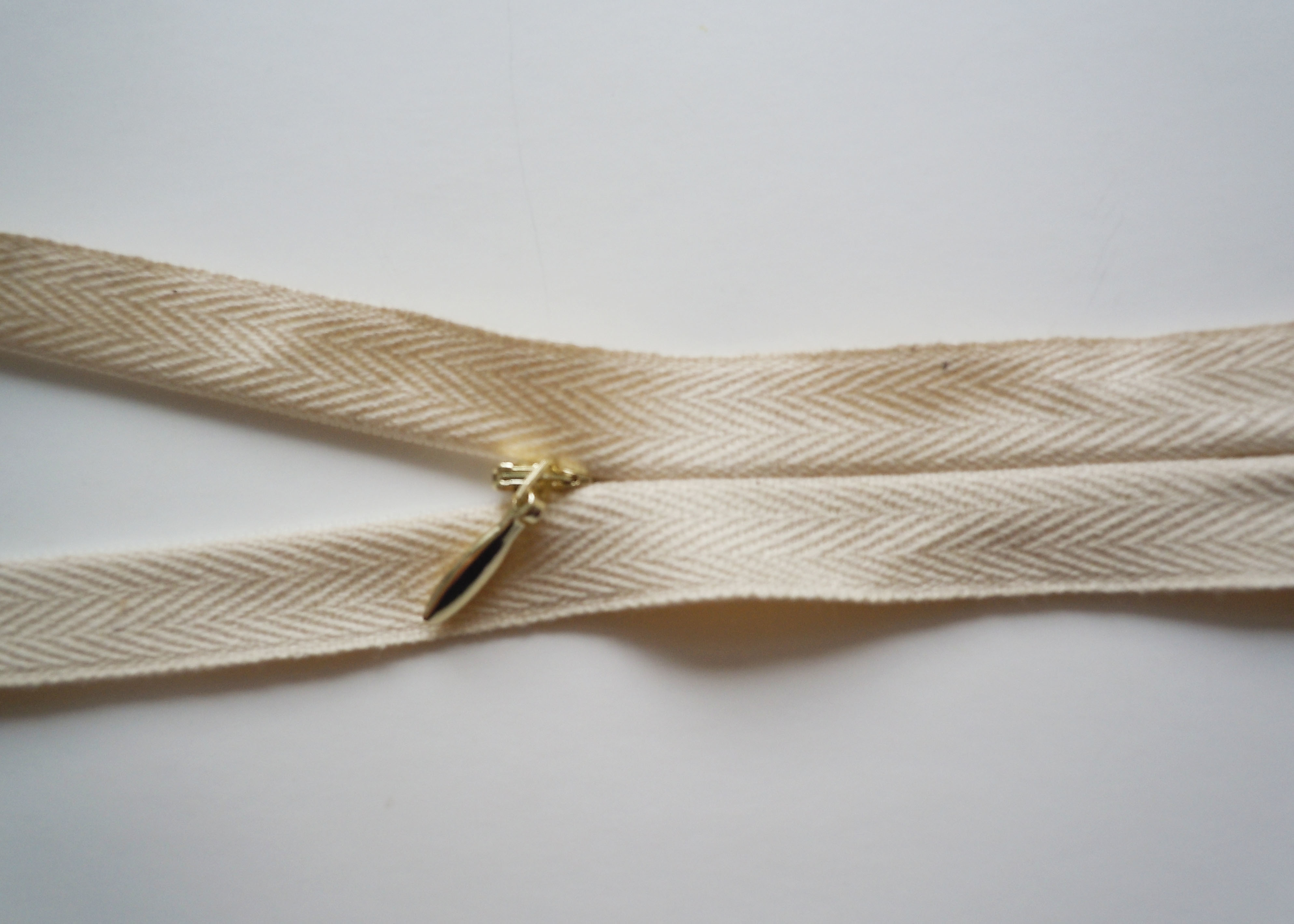 Golden Metal Pull Custom Invisible Separating Zipper , Fabric Background Metal Separating Zipper