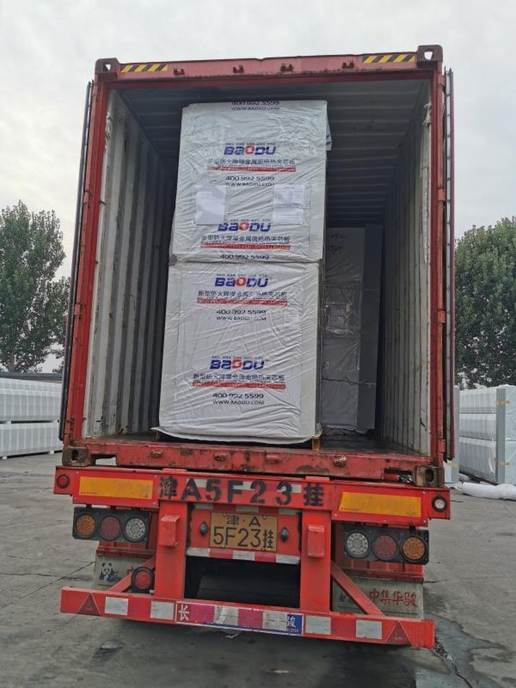 Lightweight Fireproof Polyurethane Sandwich Panel 1000mm Width Noise Reduction