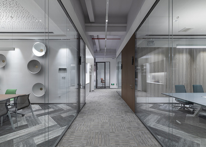 Aluminum Frame Partitions Reduce Noise And Create A Quiet And Comfortable Workspace