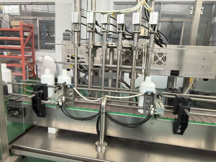 Pharma Liquid Filling Machine For 30-500ml Volume Disinfect Plastic Or Glass Vials Bottles With GMP