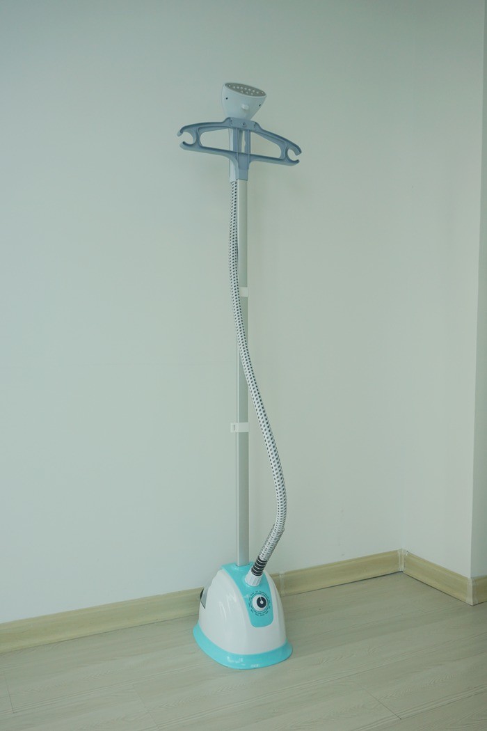 Lake Blue Vertical Garment Steamer Constant Temperature Setting For Laundry