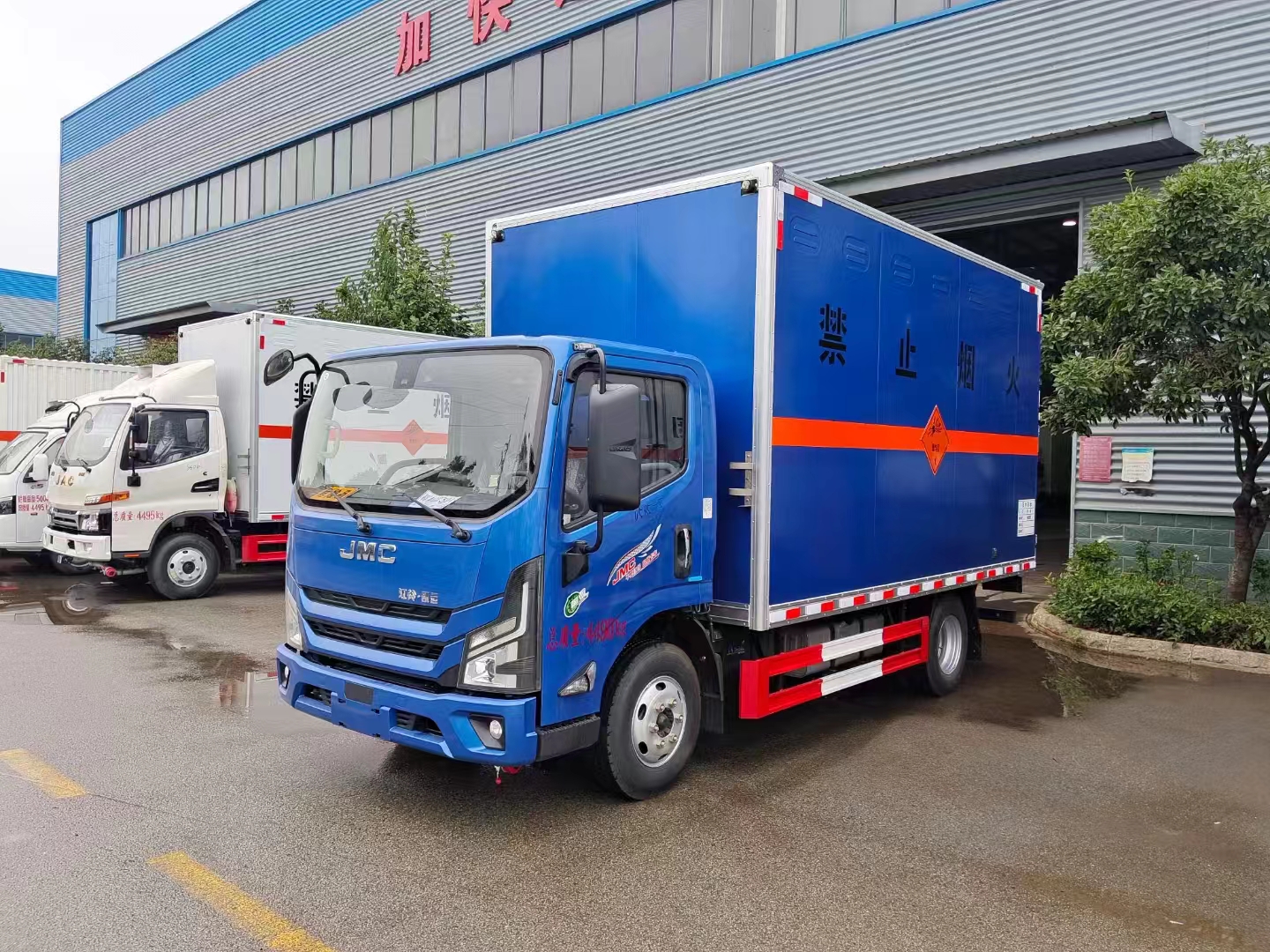 Dongfeng 4x2 6-ton, 8-ton, and 10 Ton Blasting Equipment Transport Vehicles for Sale