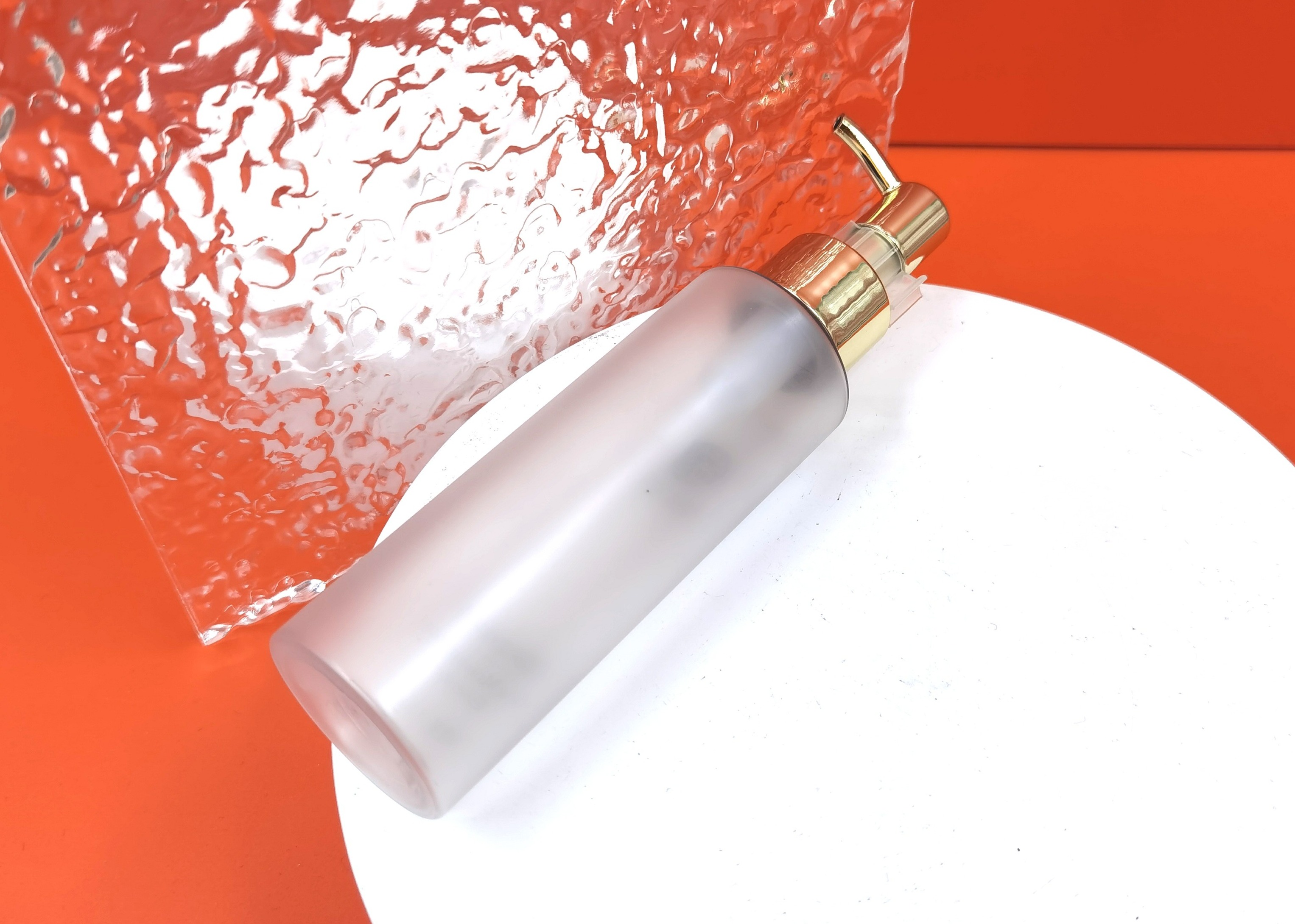 Frosted Transparent Lotion Bottle 100ml With Gold Pump Cylindrical Shape PCR
