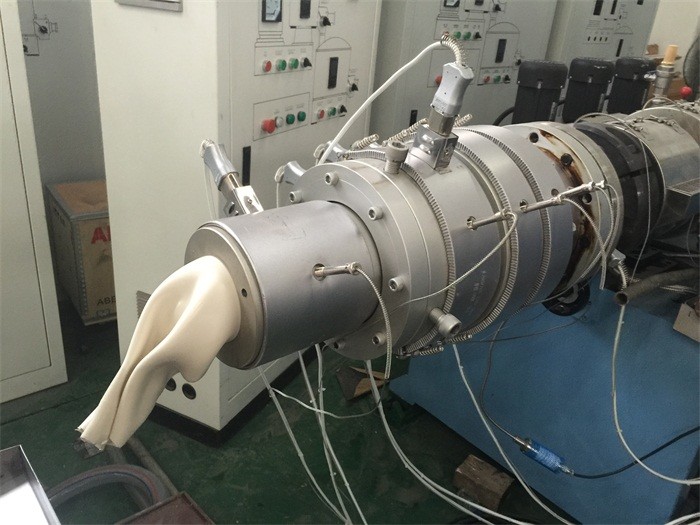 PLC Control PVC Pipe Production Line 75 - 250mm Pipe Dia With Wide Speed Regulation