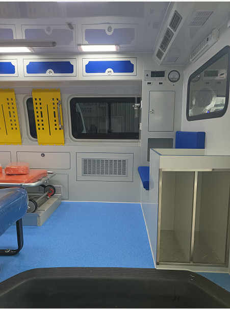 Futian Emergency Medical Services Ambulance 7 Seat Rear Drive 4×2