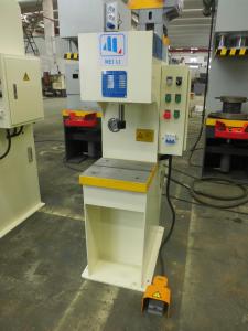 China 1KN Hydraulic Bench Press 1T Benchtop Hydraulic Press For Assembly Stamping wholesale