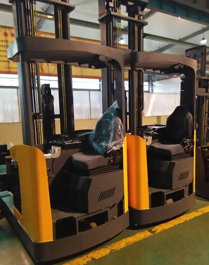Lifting 8000mm Narrow Aisle Truck AC Control Multi Valve With Heavy Duty Chassis