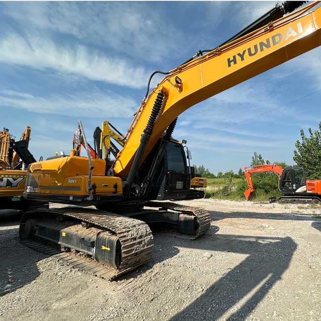 Used Hyundai Crawler Excavator R220LC - 9s with 1.0m³ Bucket Capacity