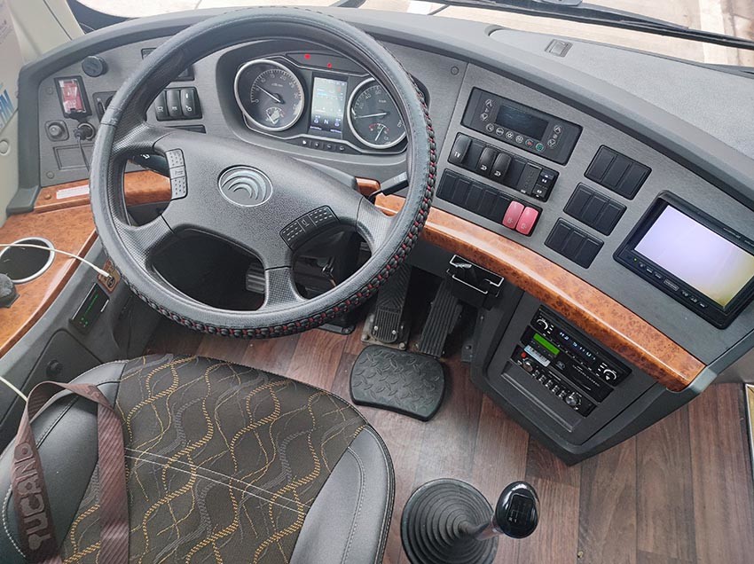 Yutong Diesel Coach Buses Euro 5 Used Tourist Bus Displacement LHD Steering Position 12m