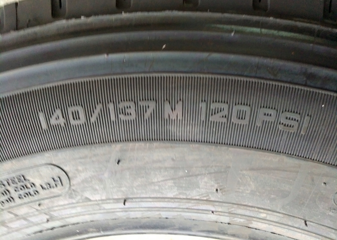255/70R22.5 Size Low Profile Tires 17.5 - 22.5 Inch Diameter Large Load Capacity
