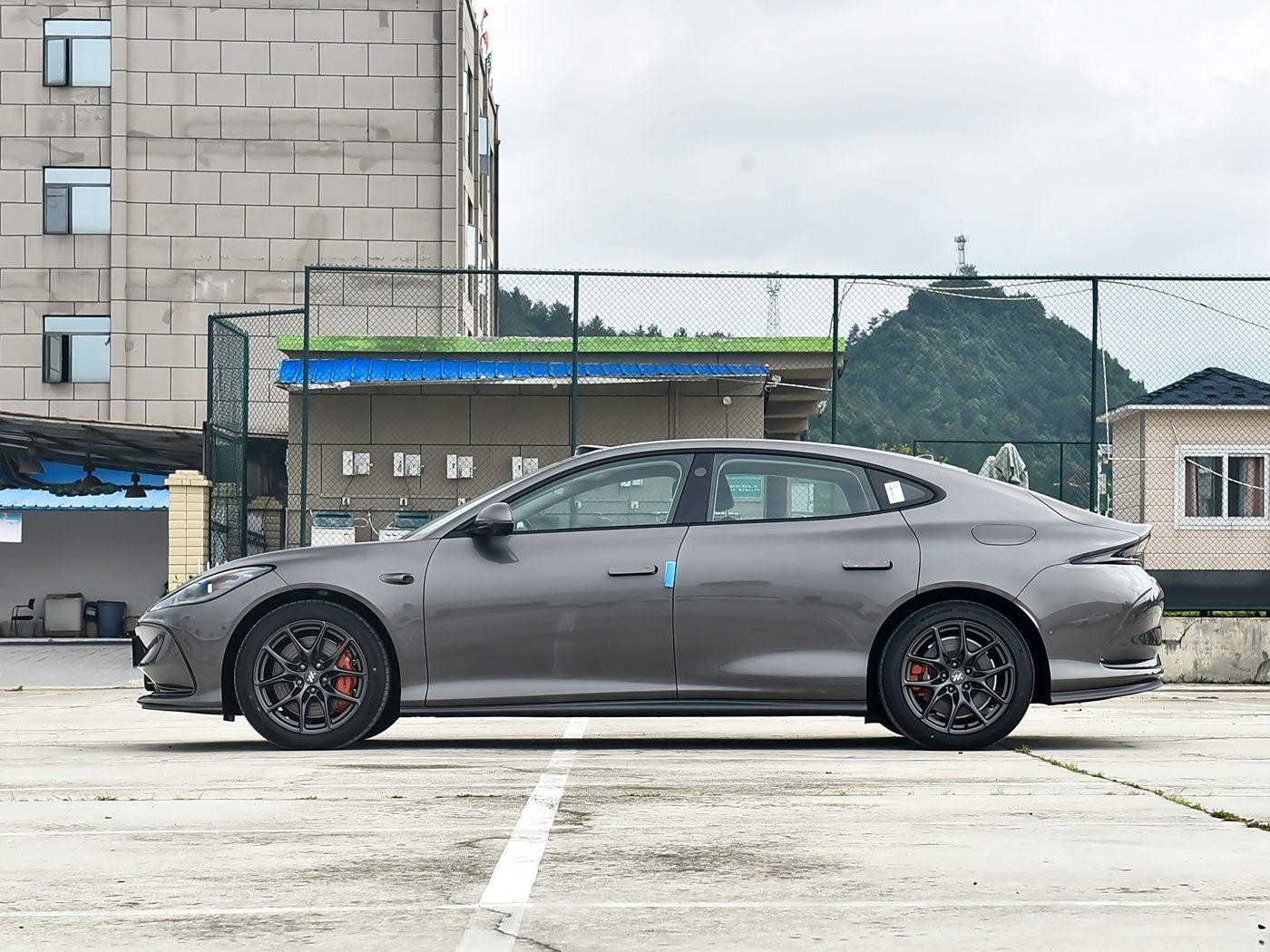 IM L6 Electric Car High Power 4WD Sports Car Max Super Performance 100kwh 75KWH 133KWH
