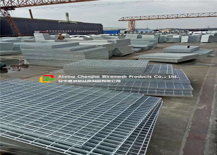 Plain Type Galvanized Steel Walkway Grating 30 X 3mm Bearing Bar High Bearing Capacity