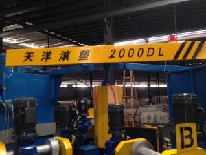 China Small Three Arm Tumbling Water Tank Rotomolding Machine Fast wholesale