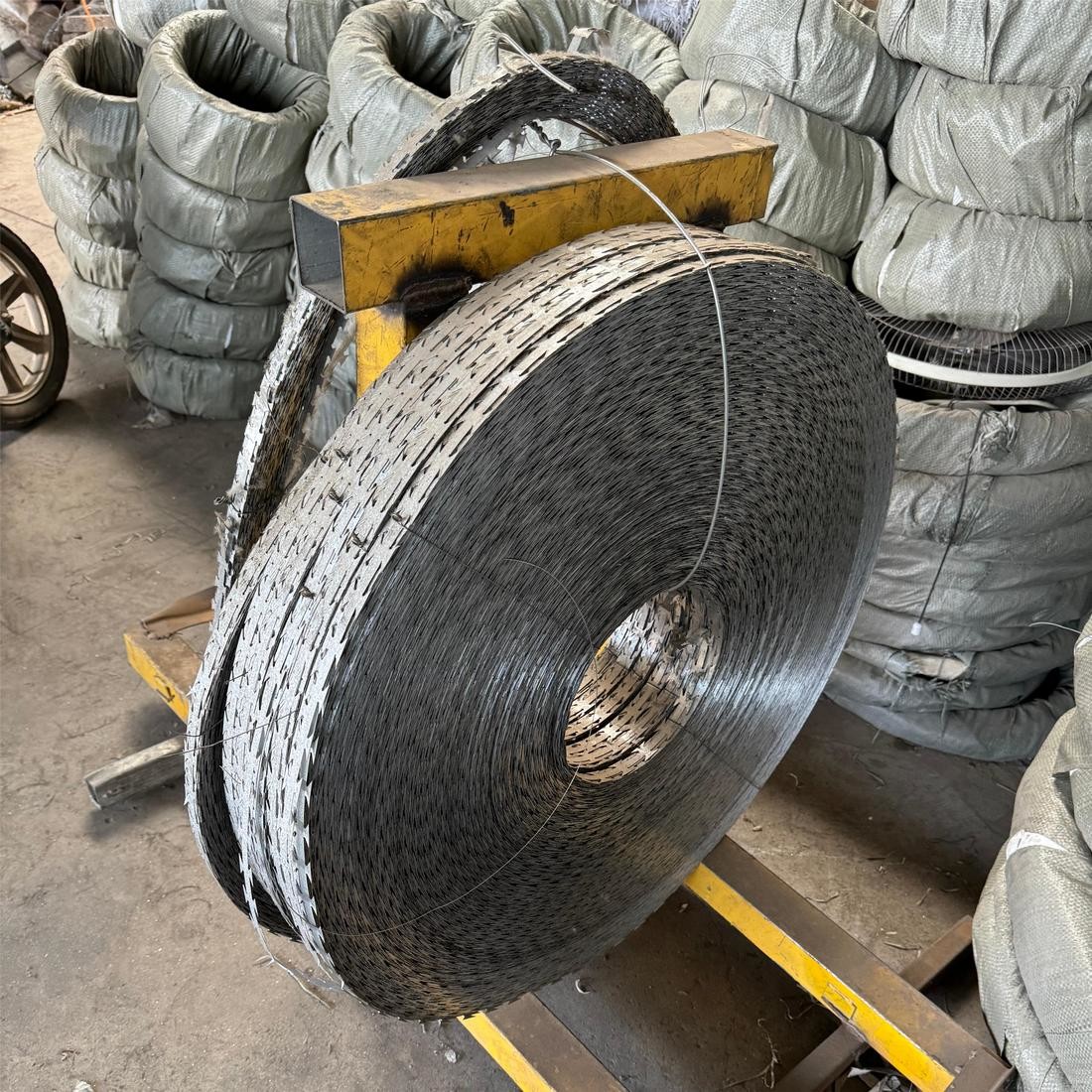Wholesale BTO-10 Razor Barbed Wire High Tensile Rolls For Secure Enclosures Wire Fence Panel