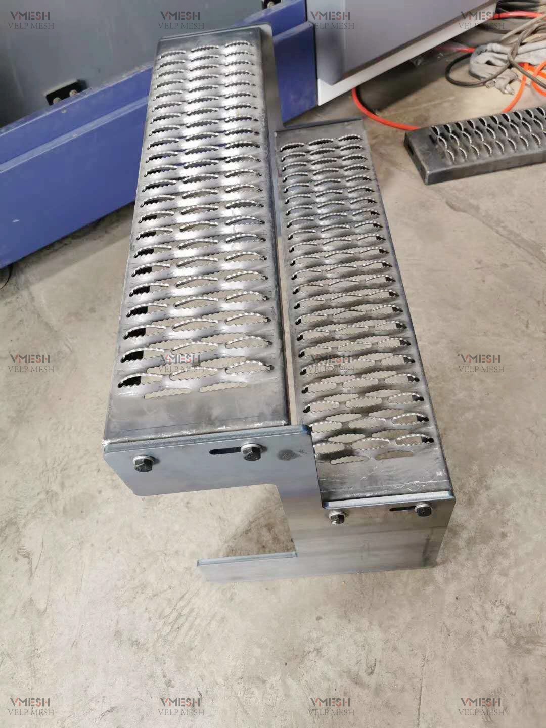 Slip Resistance 2.5mm Thickness Aluminum Metal Ladder Rungs Galvanized