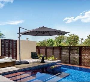 China Patio Aluminum Cantilever Umbrella Sun Stainless Steel Frame Outdoor Umbrella Garden wholesale