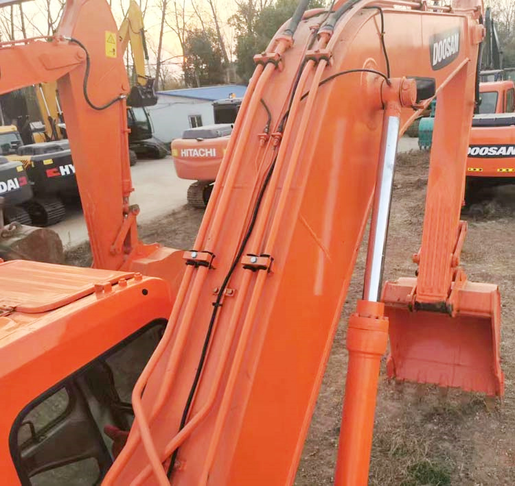 Used Doosan DH220-7 Excavator in Good Condition Made in Korea 22 Ton Crawler Chain