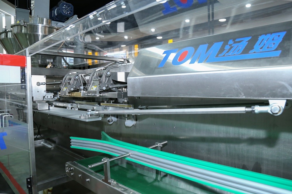 Automatic Horizontal Pesticide Filling Machine 15-40 Bags / Minute Power Filling And Sealing Machine