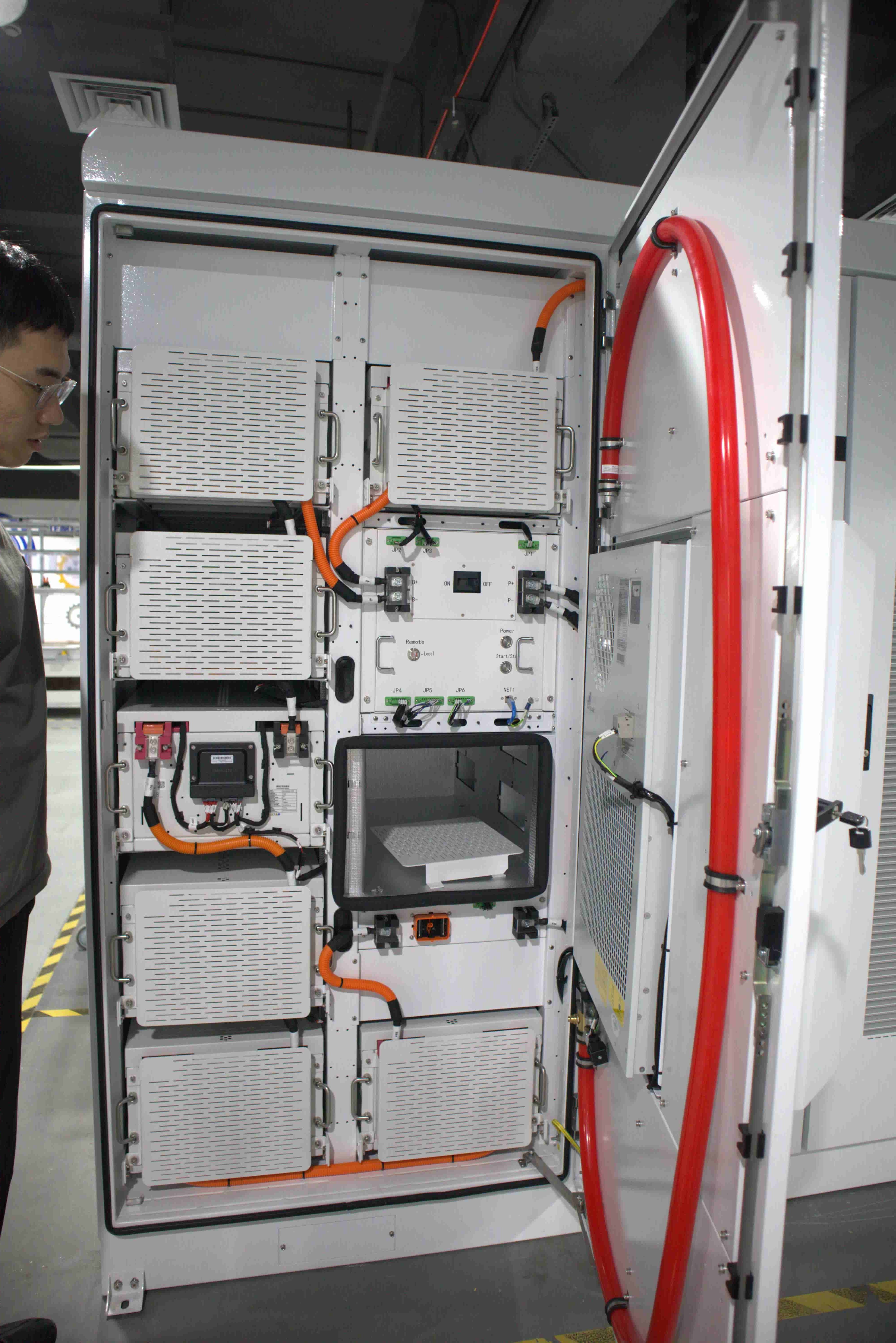 100KWH 150KWH 200KWH LiFePO4 Lithium battery storage system ESS Cabinet 50KW 100KW PCS Hybrid Inverter All in One
