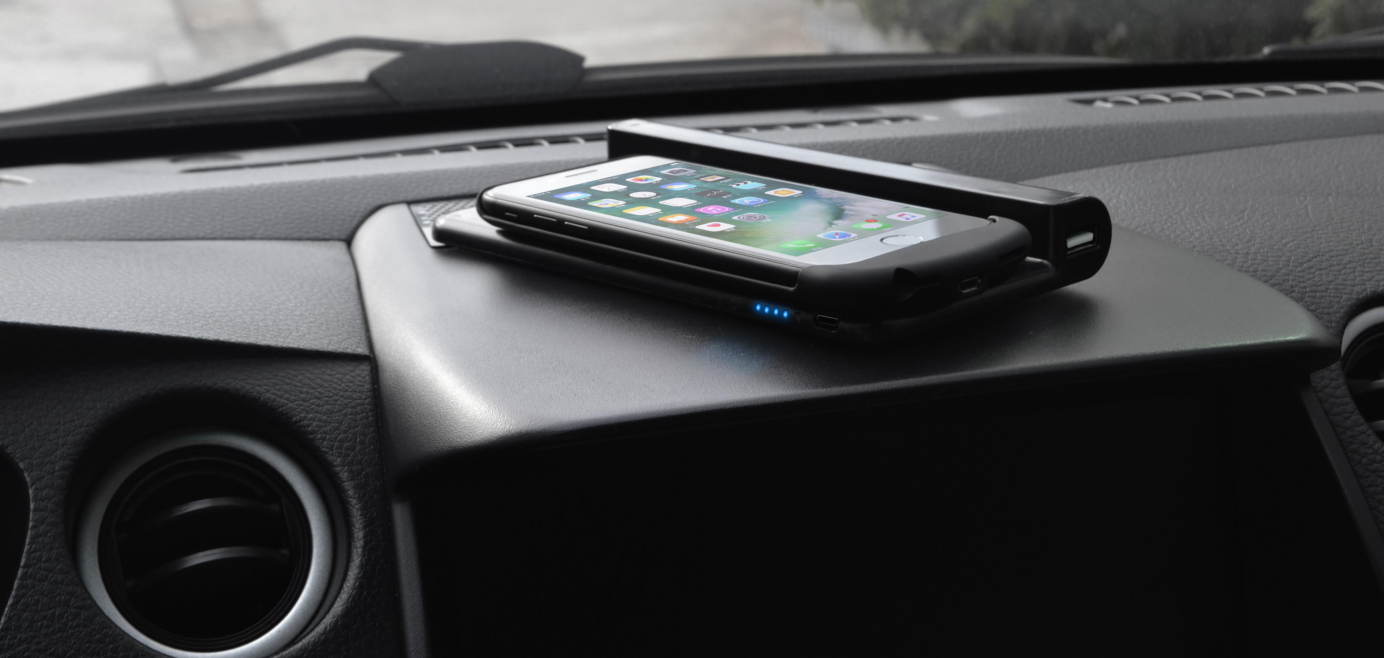 5200mAh Power Bank Qi Wireless Charger 214g Wireless Portable Battery Pack