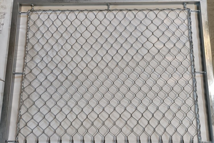 Red PVC Coated Zoo Aviary Netting 1.5mm Stainless Steel Ferrule Rope Mesh