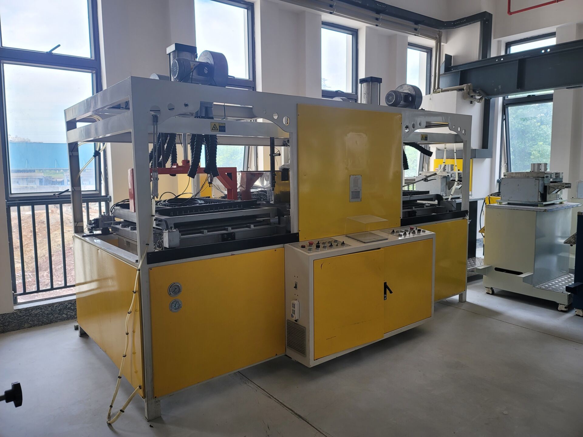 Vacuum Forming Luggage Machine For 20/28/24 Inch Suitcases