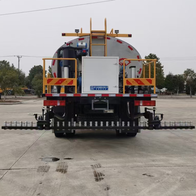 New Brand 4X2 HOWO Factory Direct Supply 13 m³ Truck Asphalt Sprinkler Truck Mud Sprinkler Truck