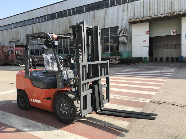 LTMG Side Shift 3 .5 Ton Gas Powered Forklift , 4 Wheel Drive Forklift With Cabin