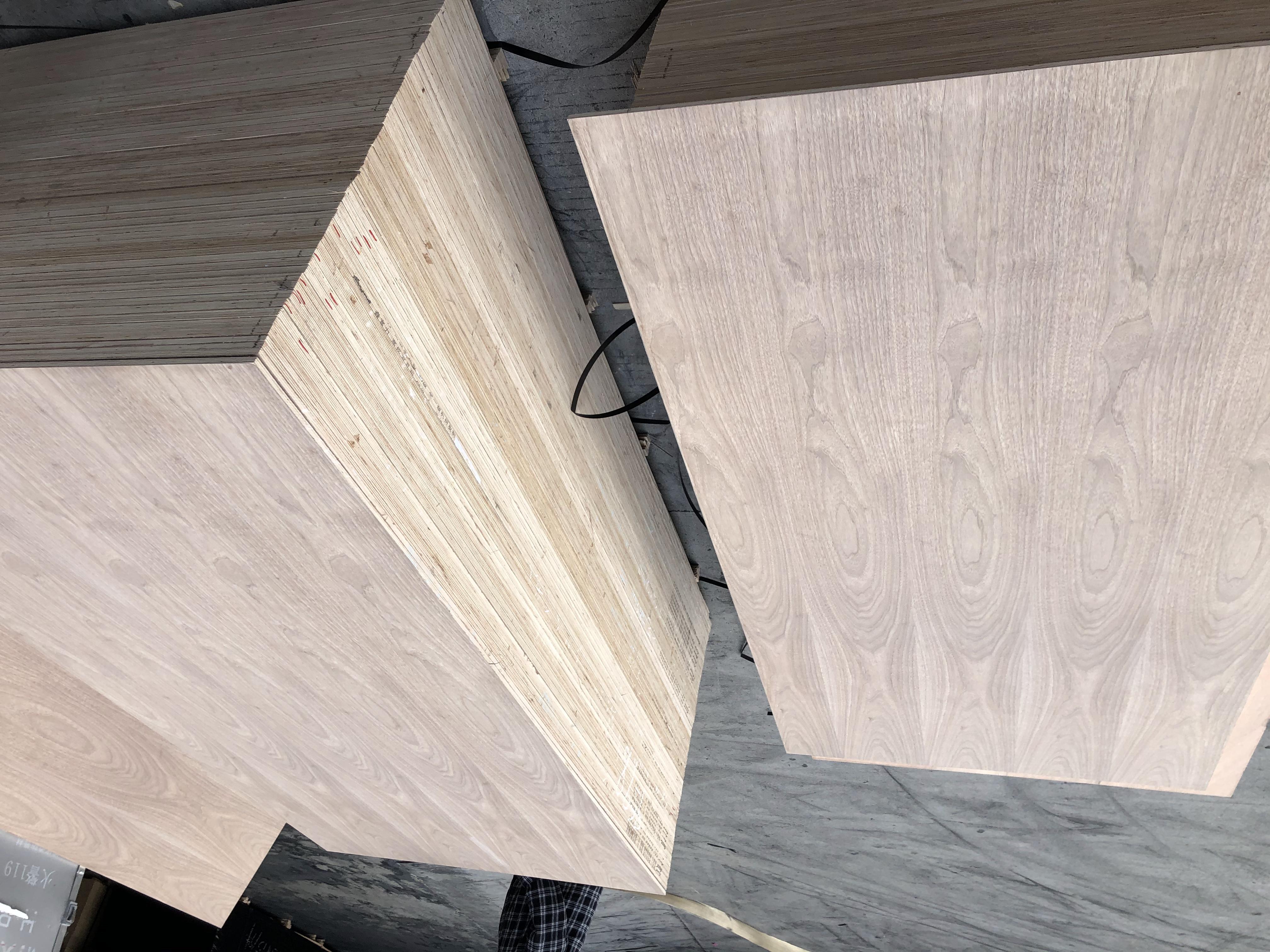 Natural veneer clear texture mountain pattern black walnut veneer for Interior decor plywood face board