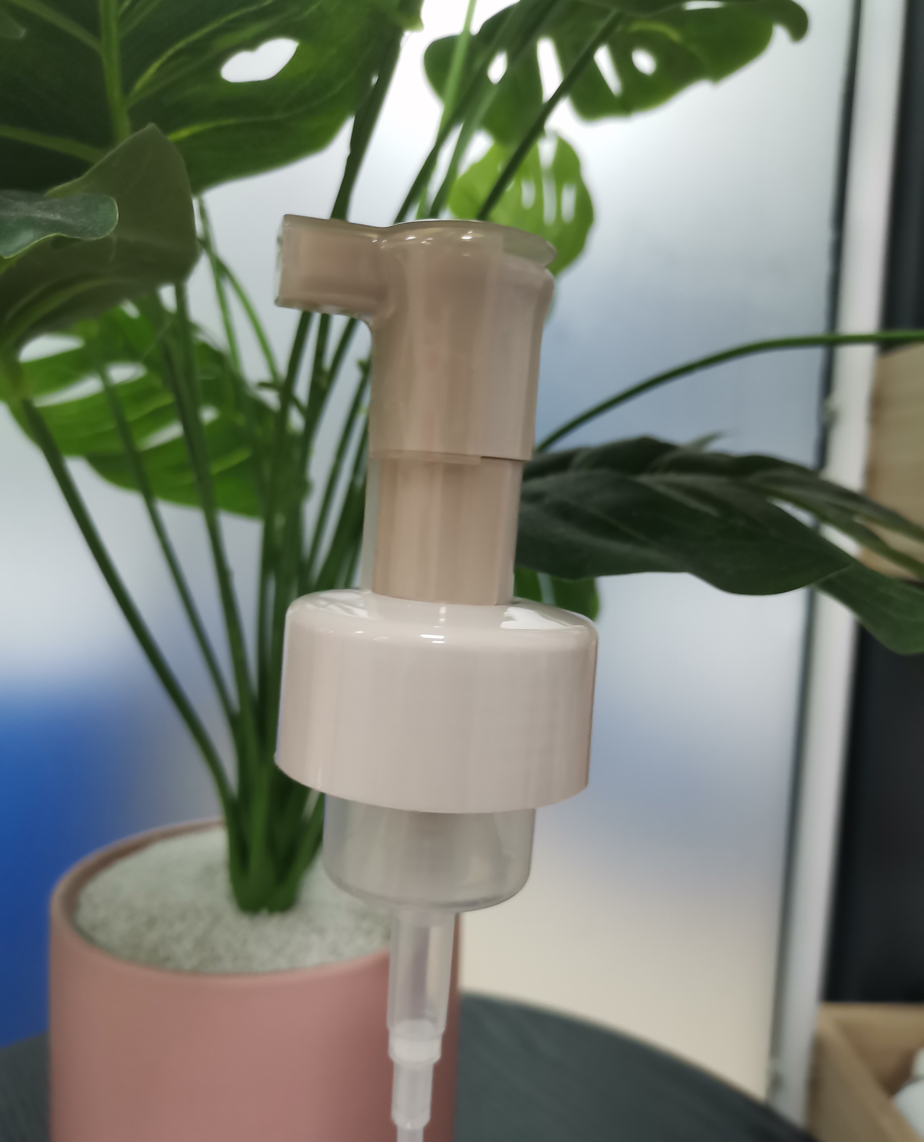 0.8-1.5CC Output Cosmetic Lotion Pump With Screw-on Closure