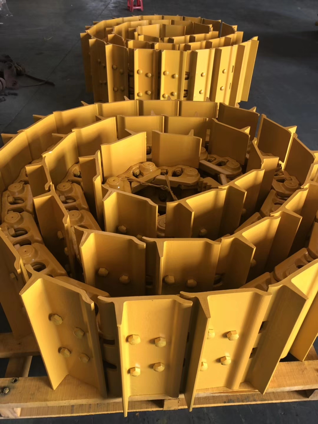 Bulldozer D8H Track Group in Black or Yellow with Smooth Finishing and Durable Design