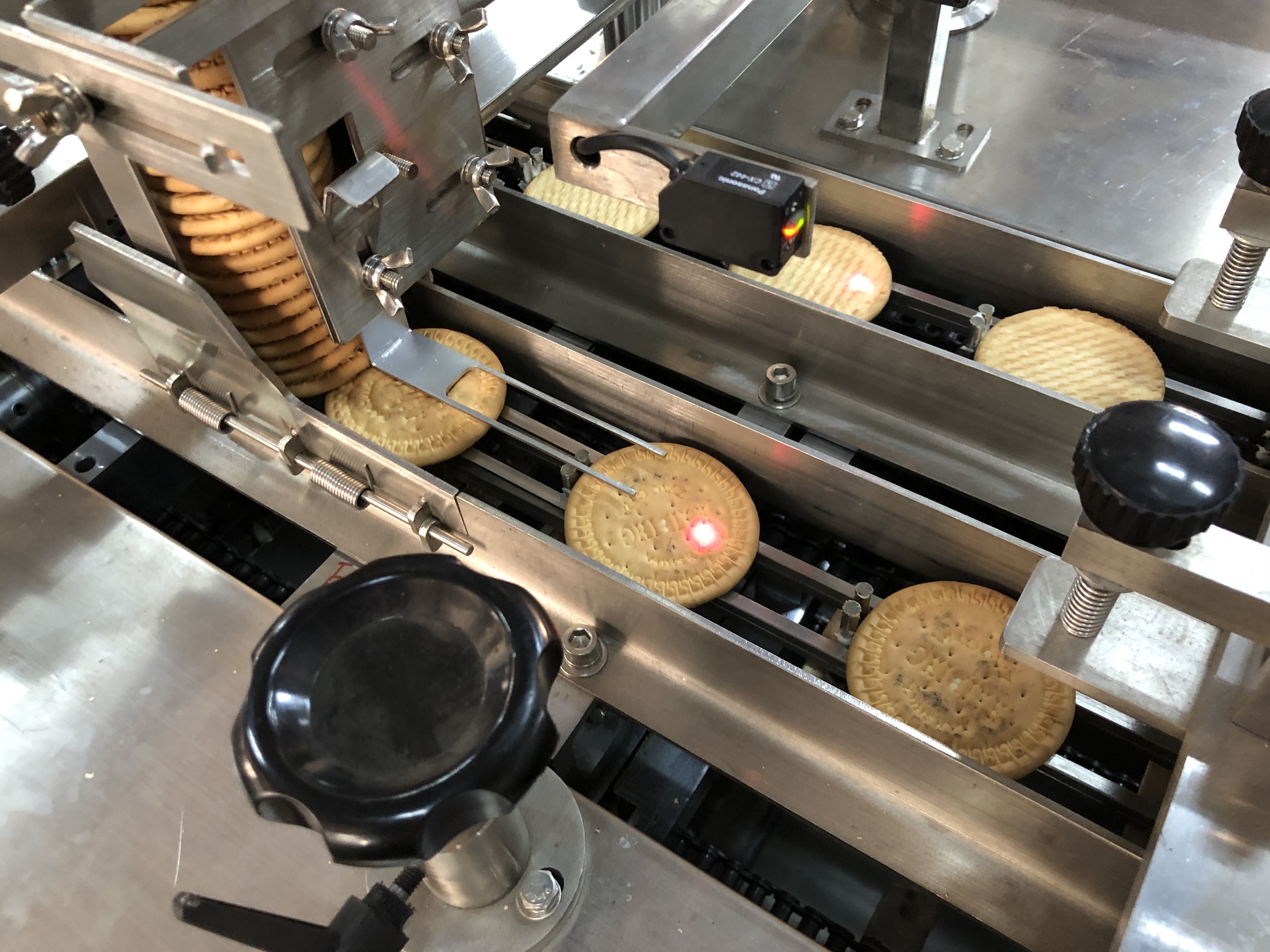 High Speed 304 SS Filling Jam Chocolate Automatic Sandwich Biscuit Machine