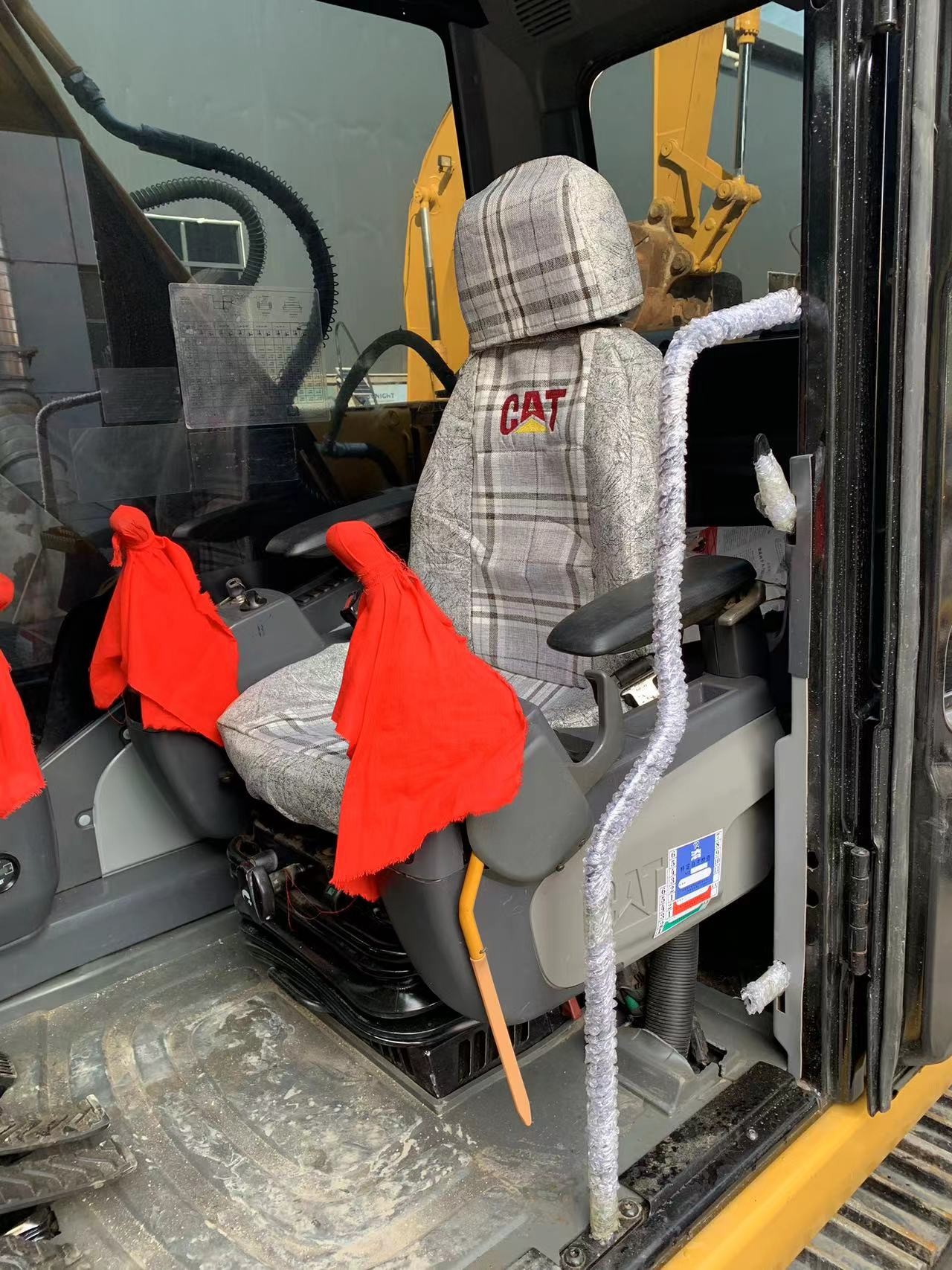 Preowned CAT 320D Excavator With Original Caterpillar Color With Hydraulic Hammers