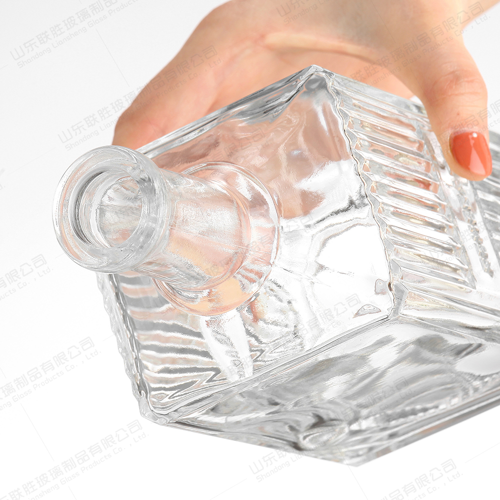 Customized Logo Clear Glass Bottle for Gin Whisky Rum Tequila Vodka 500ml 750ml 700ml