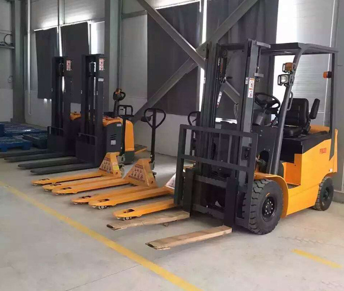 Hydraulic Operating Four Wheel Electric Forklift 1760mm Turning Radius