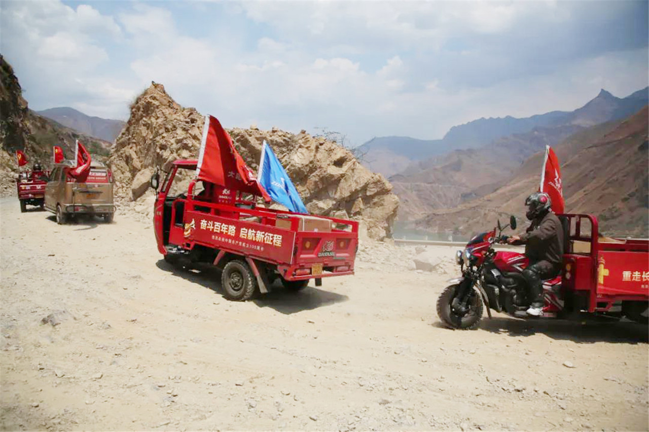 Large Capacity 300cc Engine Five Wheels Tricycle For Cargo Transportation