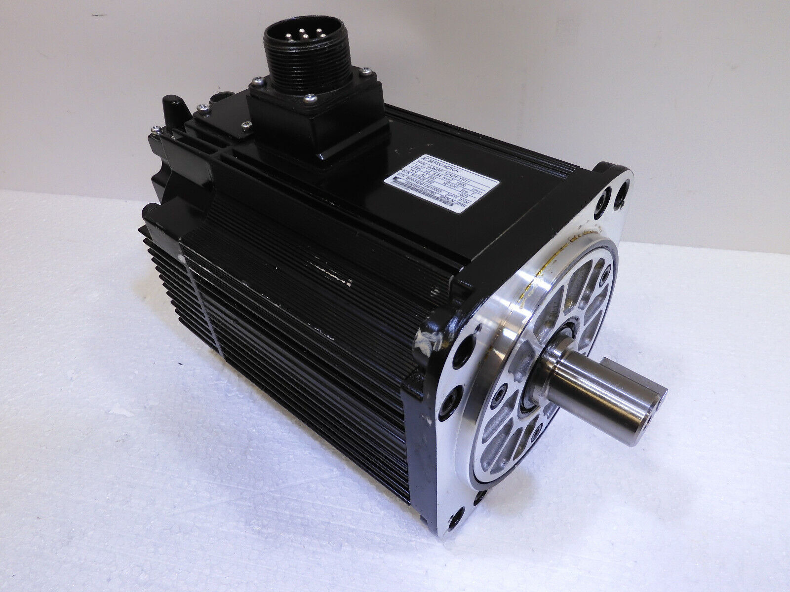 Yaskawa SGMS-20ACA2C AC SERVO MOTOR 2KW 3000RPM 200V 12.4A NEW