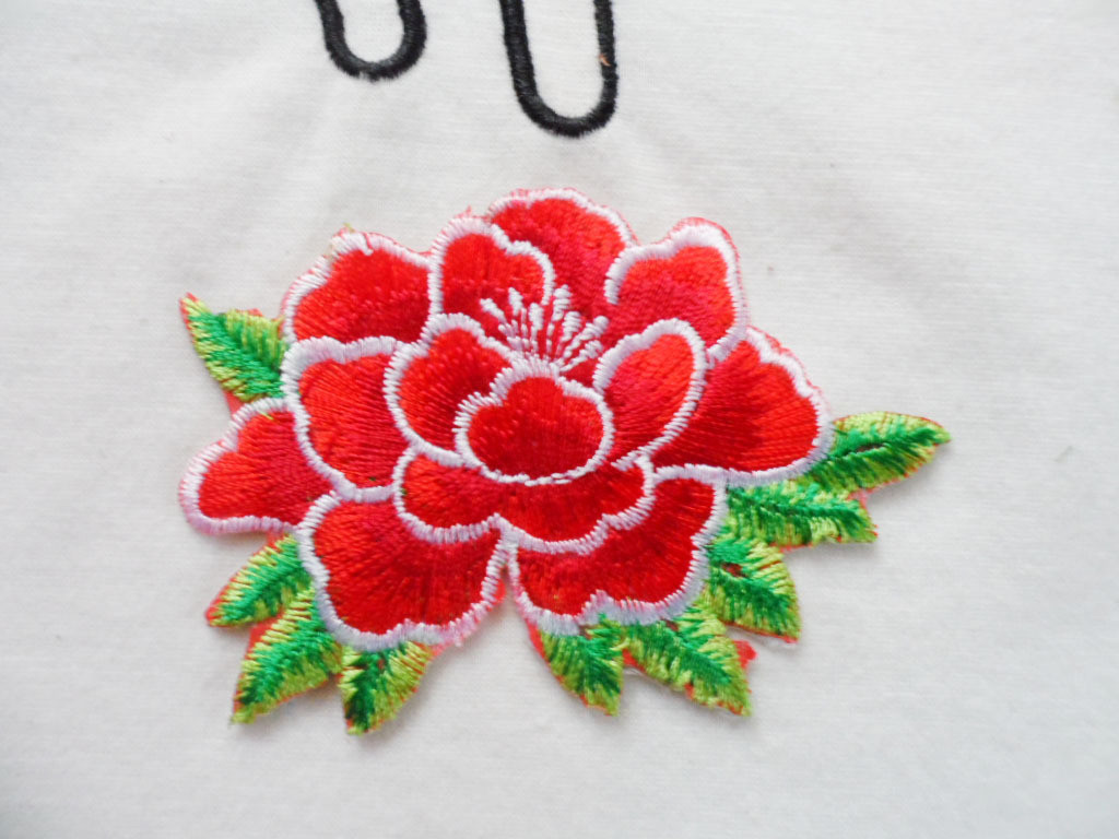Hot Fix Motif Gold Embroidery Applique as Chinese Knot Picture