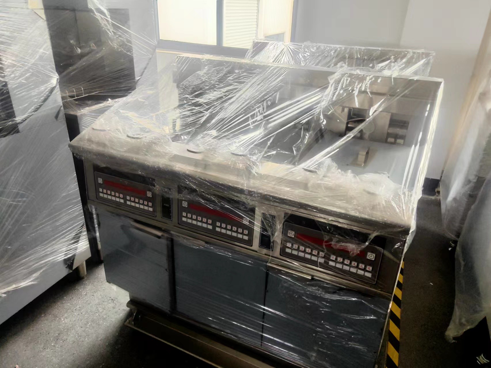 Three Pots Six Baskets Electric Digital Computer Panel Open Deep Fryer With Oil Filtration