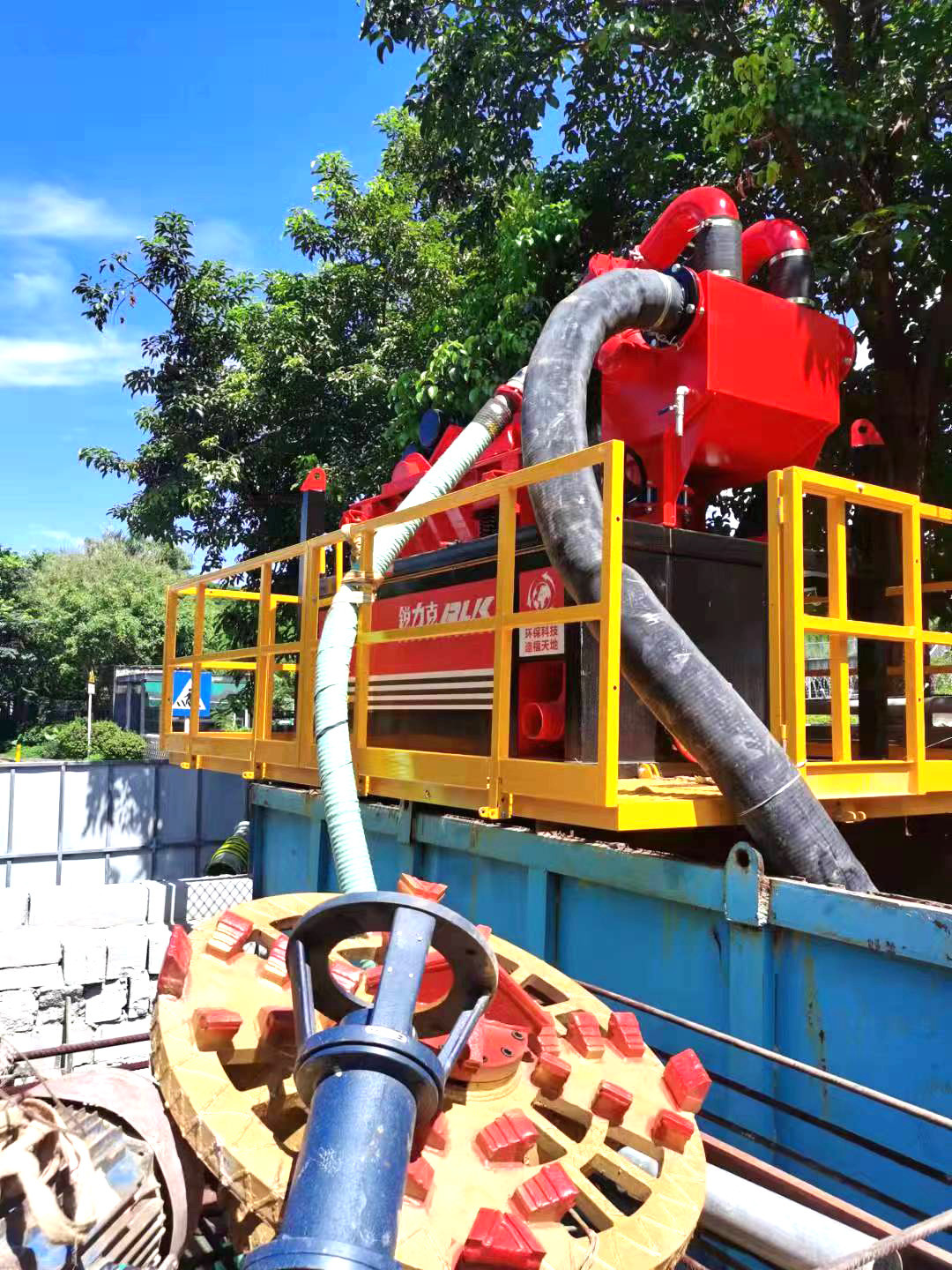 Get Cleaned Mud and Dry Solid Wastes Transport without Water Leaking with Mud Recycling System DN300*2