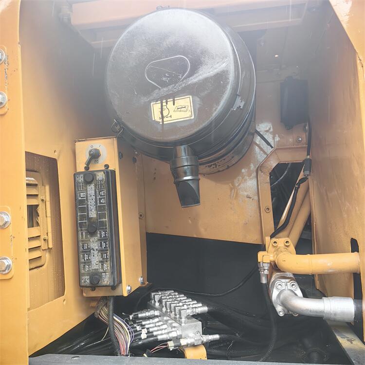Used Hyundai 305 Excavator with 1.38m3 Bucket Capacity and Low Working Hours in Korea