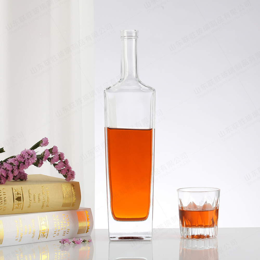ODM 700ml Square Vodka Glass Bottle For Whiskey And Liquor Sealing Type Cork