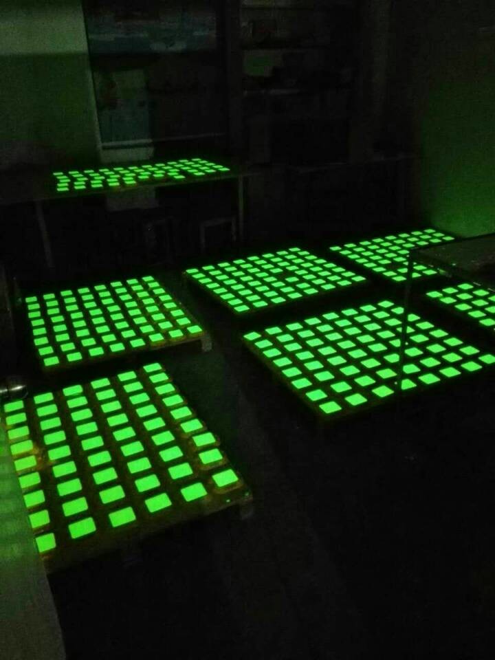 Reflective Plastic Raised Pavement Marker Sand Filled Durable Cat Eye Fluorescent Road Studs