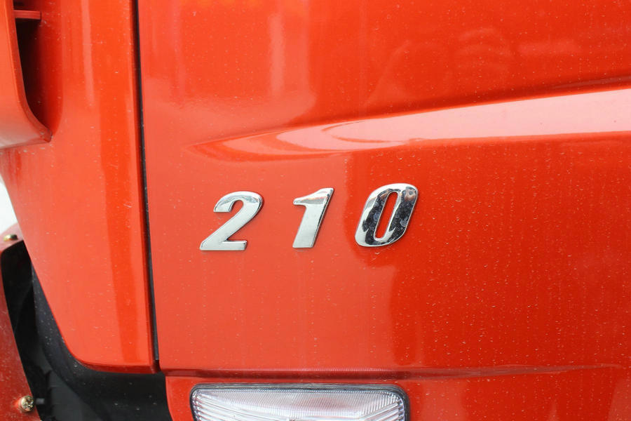 210HP Euro4 Dongfeng Cummins Camions DFL1160B5 6x2 Cargo Truck