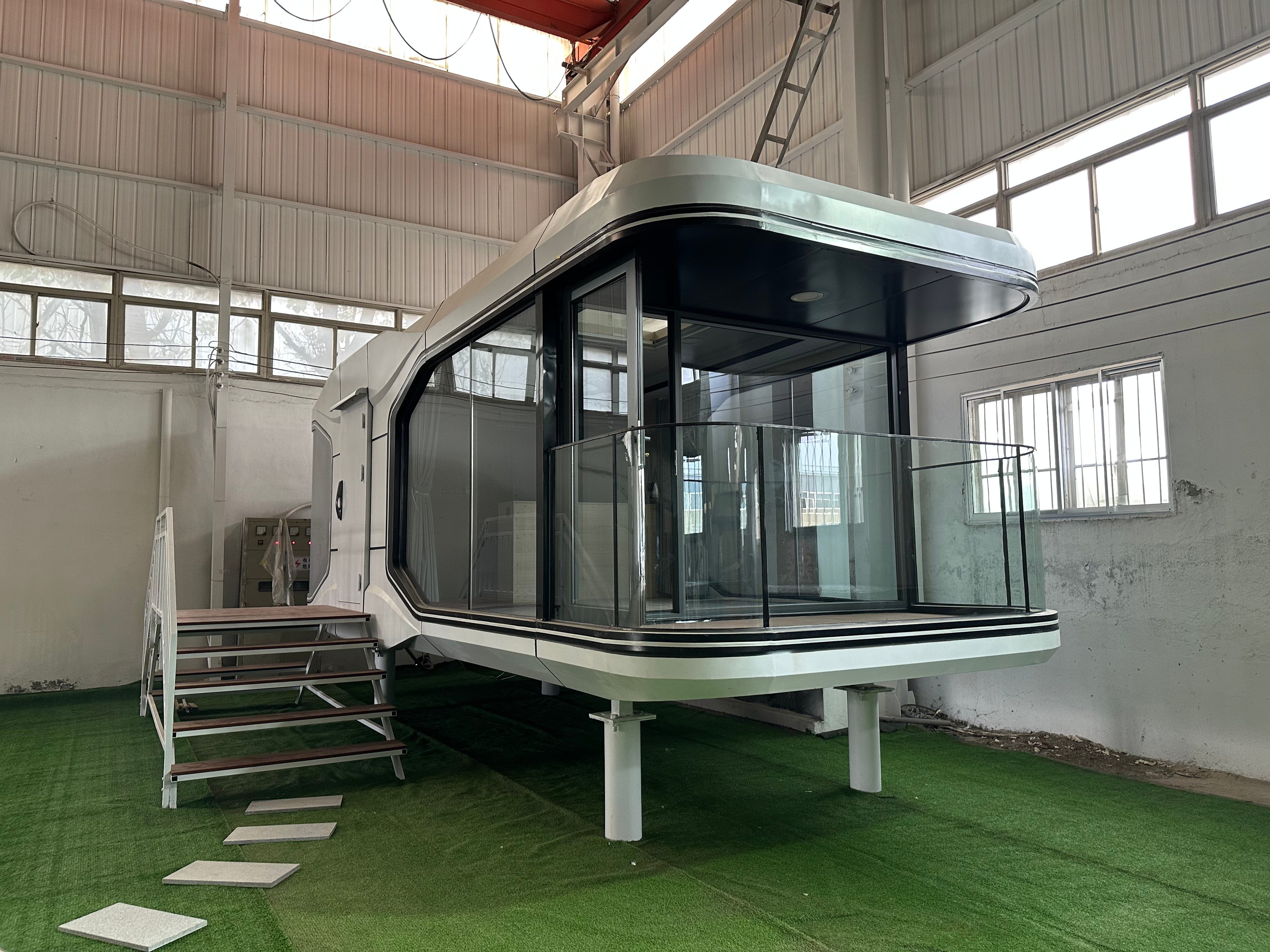 China Professional Manufacture Outdoor Unique Spaceship Design Tiny Prefab House Luxury Modern