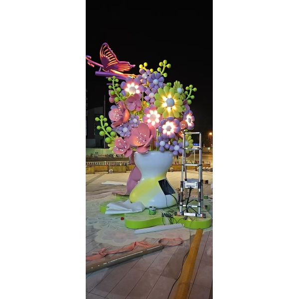 Customizable Glowing Flower Sculptures for Public SpacesArtistic Installations: Custom flower bouquets, large-scale decor for plazas, shopping malls,