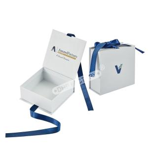 China Durable White Gift Boxes With Magnetic Lids Jewelry Packaging Box wholesale