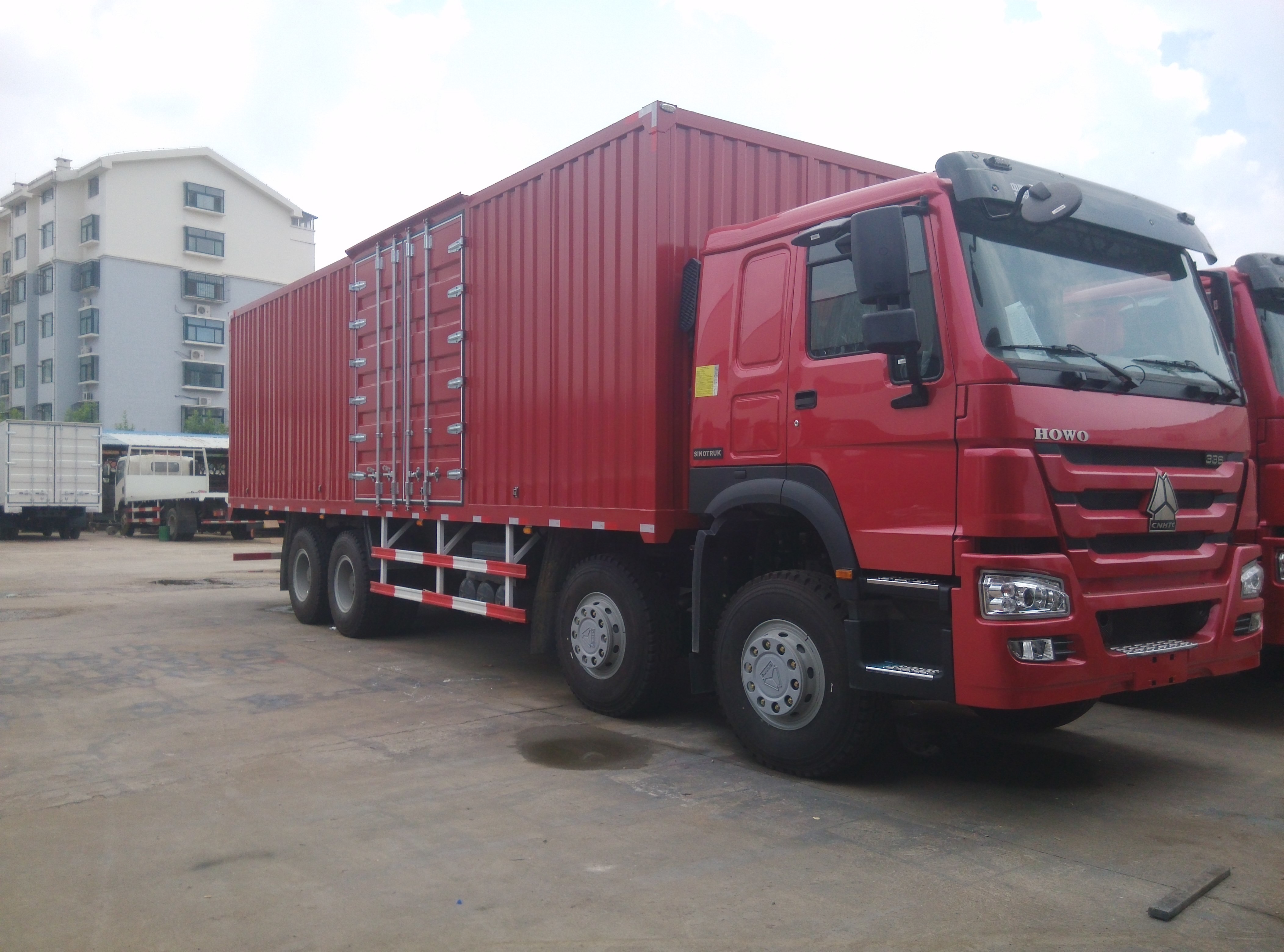 Small Cargo Truck 336HP 371HP 8x4 12 Tires Stake Side Wall Box Cargo Truck